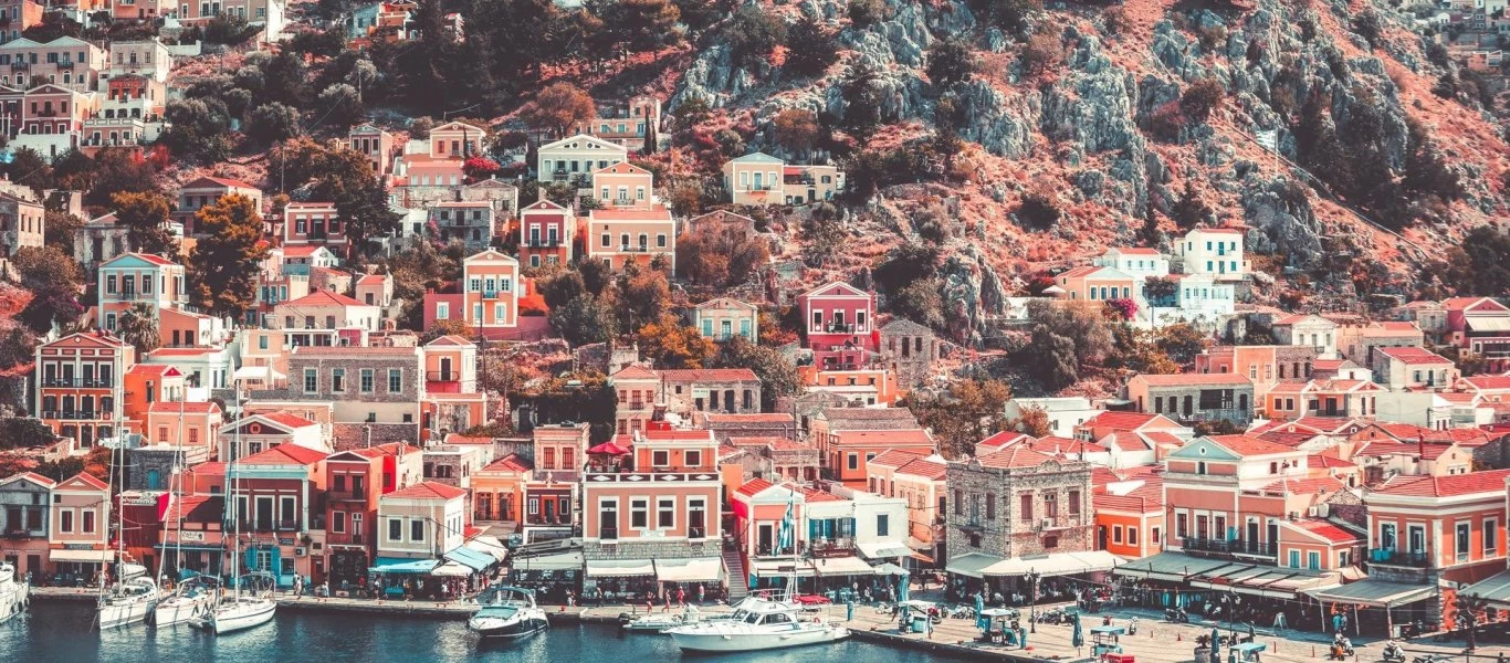 «Πλημμύρισε» από τουρίστες η Σύμη - «Δεν υπάρχει γιατρός με ειδικότητα στο νησί» λέει ο δήμαρχος